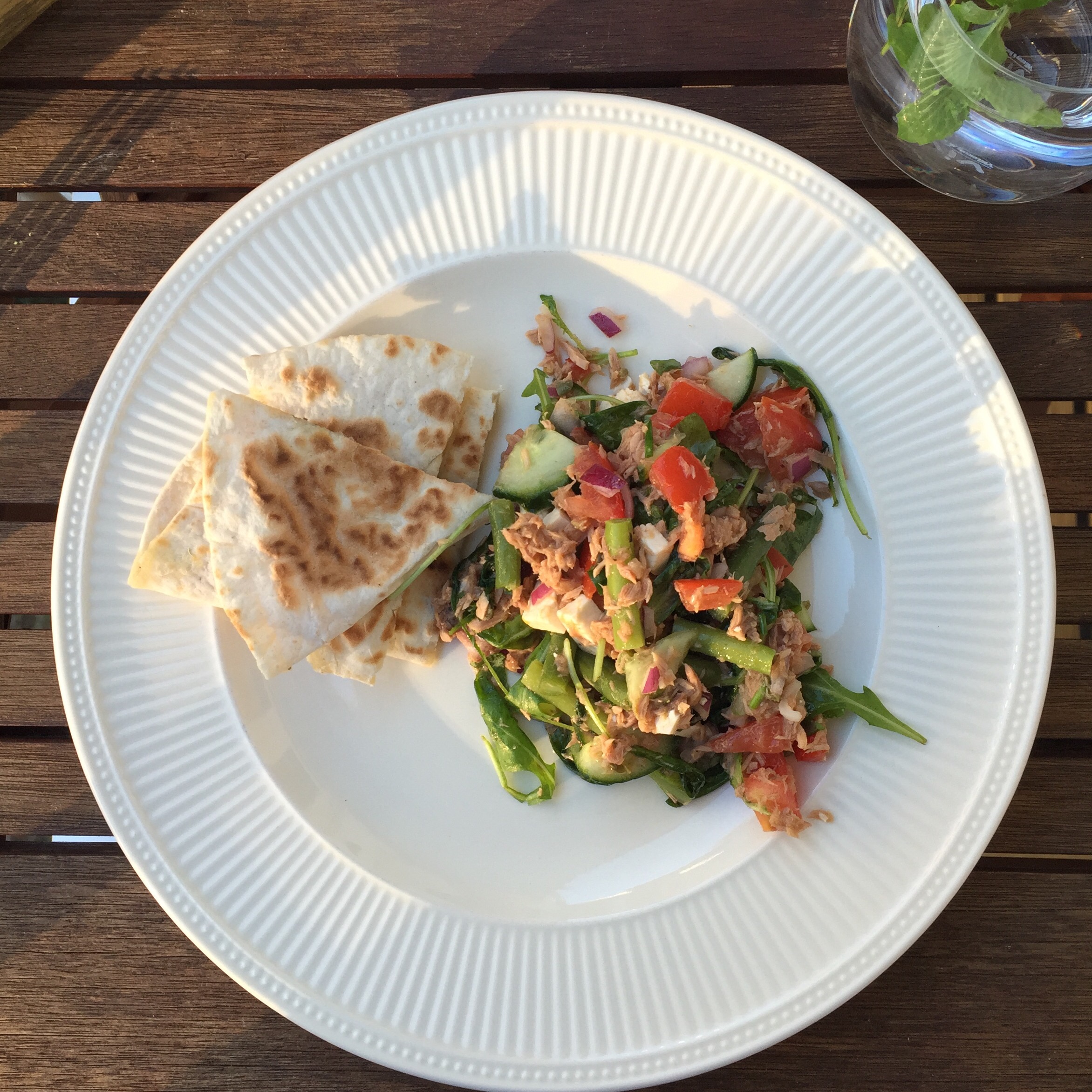 Samen bourgondisch:  Frisse tonijnsalade met quesadillas