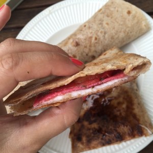 Quesadilla met salami en geitenkaas