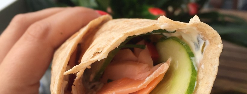 Wraps met zalm, komkommer & philadelphia en bieslook