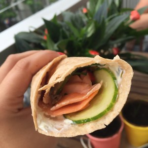 Wraps met zalm, komkommer & philadelphia en bieslook