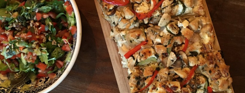 Heb je voor de hele week boodschappen gedaan, hou je nog van alles over! Herkenbaar? Zonde om weg te gooien... Maarja wat doe je er dan mee? Wat dacht je van een plaattaart. Je hebt vast wel een aantal producten in de koelkast liggen die samen goed smaken, wat groenten, stukje vlees (vleeswaren voor op brood kan ook), vis, iets wat kan voldoen als een sausje... Kaas om te raspen?! Precies... Vanavond ga je dus snel aan tafel met restjes-plaattaart en een simpele salade. Bereidingstijd: 30/40 minuten Moeilijkheidsgraad (1-5): 1 Portemonnee-vriendelijk: (1-5): 1 Zo maakte ik dit weekend een plaattaart met kip & geitenkaas, smullen!