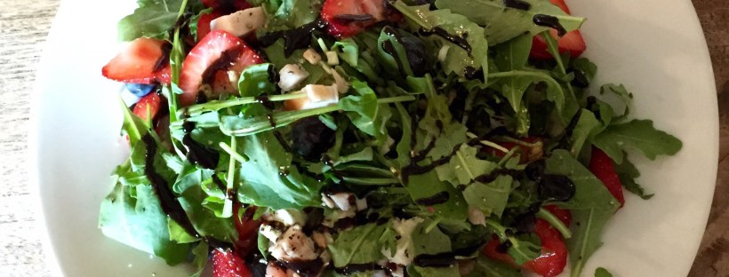 Samen Bourgondisch: Fruitige salade met gerookte kip & geitenkaas