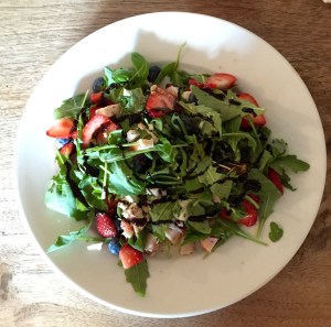 Samen Bourgondisch: Fruitige salade met gerookte kip & geitenkaas