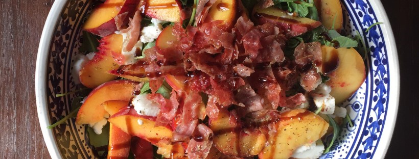 Samen Bourgondisch: Salade caprese met perzik en serranoham