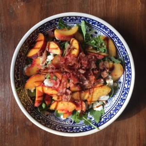 Samen Bourgondisch: Salade caprese met perzik en serranoham
