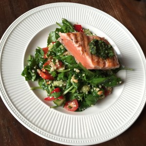 Spinaziesalade met gegrilde zalm en pesto