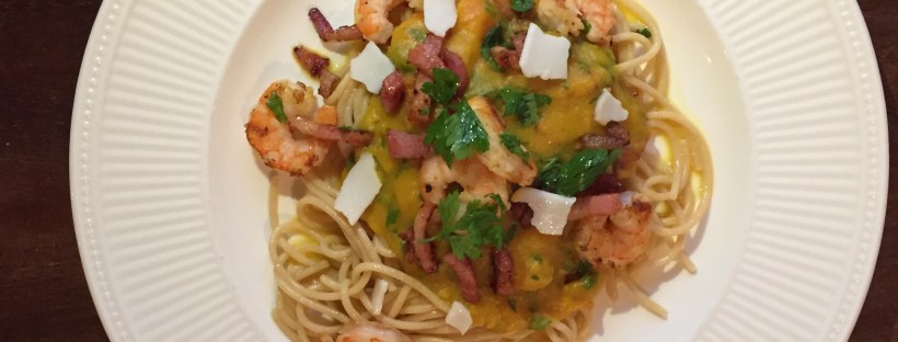 Pasta met pompoensaus met gamba's en spekjes