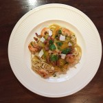 Pasta met pompoensaus met gamba's en spekjes