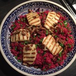 Halloumi met bieten bulgur
