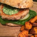 Zalmburger met spinazie-feta tapenade