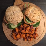 Zalmburgers met spinazie en feta