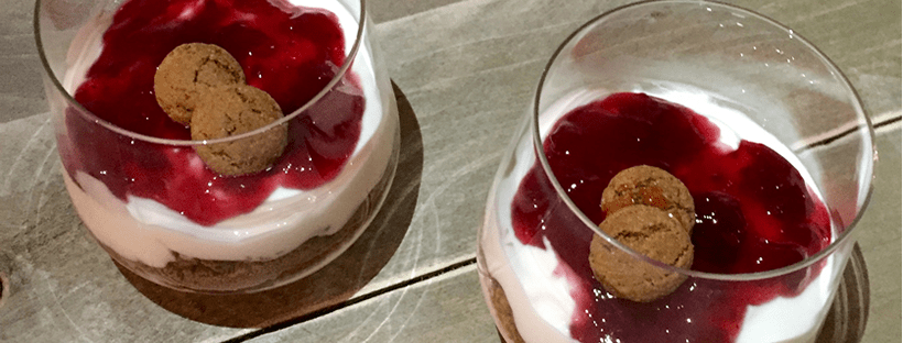 Hangop met pepernoten en rood fruit