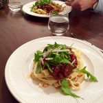 Pasta met verse worst en rode wijnsaus