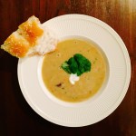 Serveer de linzensoep met wat brood