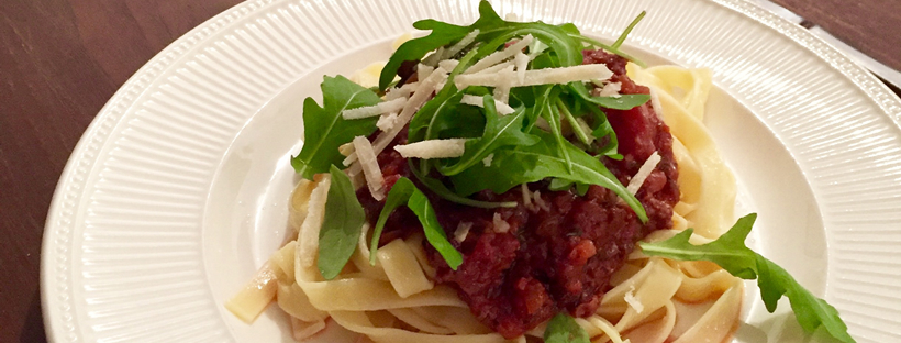 Pasta met verse worst en rode wijnsaus