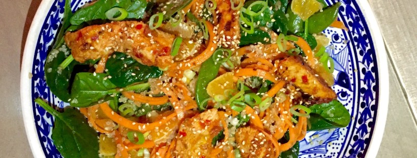 Quinoa salade met harissa kip, mandarijn en sugar snaps