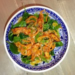 Quinoa salade met harissa kip, mandarijn en sugar snaps