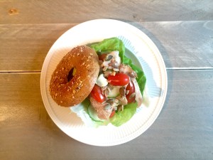 Bagel met kip en truffelmayonaise
