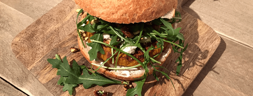 Vegaburger van pompoen en zoete aardappel met geitenkaas en pistache