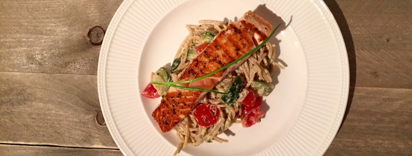 Spaghetti met gegrilde zalm en dragon-bieslooksaus