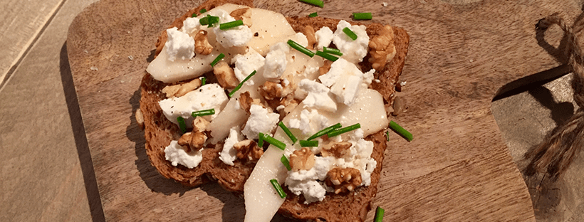 Lunchbroodje met geitenkaas, peer en walnoten
