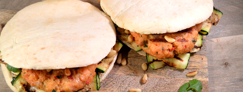 Pita met zalmburgers en limoen-peper mayonaise