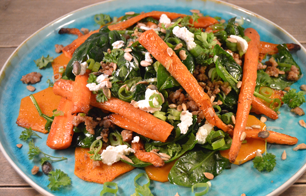 Geroosterde wortelsalade met kipgehakt en spinazie