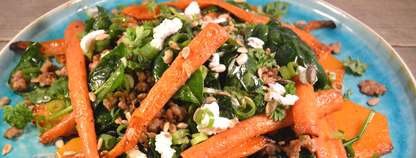 Geroosterde wortelsalade met kopgehakt en spinazie