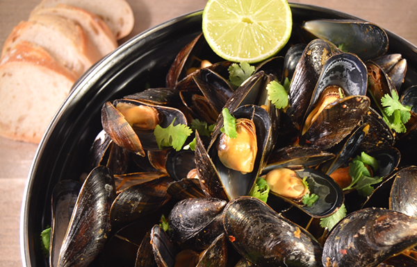 Thaise mosselen met rode peper, koriander en kokos