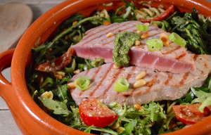 Maaltijdsalade pesto met gegrilde tonijn
