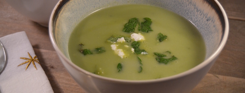 Doperwtensoep met geitenkaas en munt