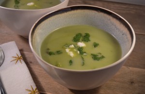 Doperwtensoep met geitenkaas en munt