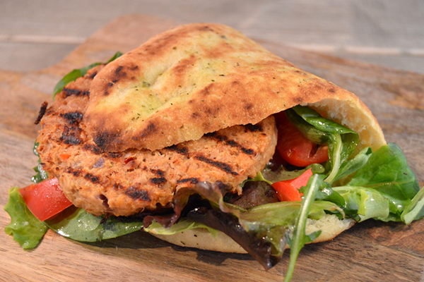 Tonijnburger met harissa, mango en naan