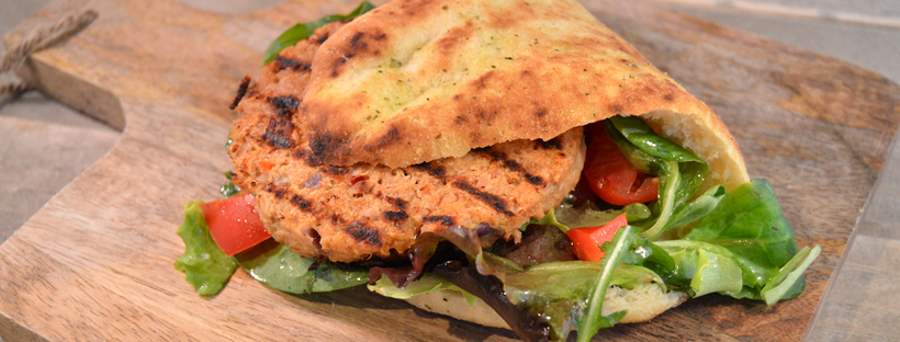 Tonijnburger met harissa, mango en naan