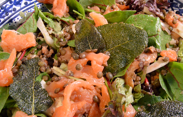 Linzensalade met zalm, venkel & salie