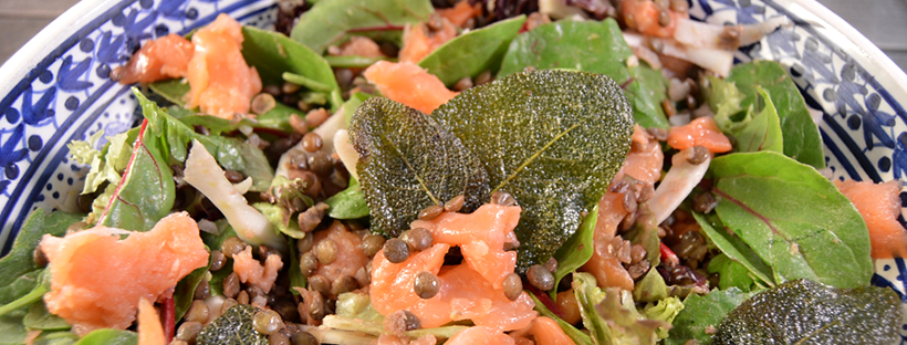 Linzensalade met zalm en salie