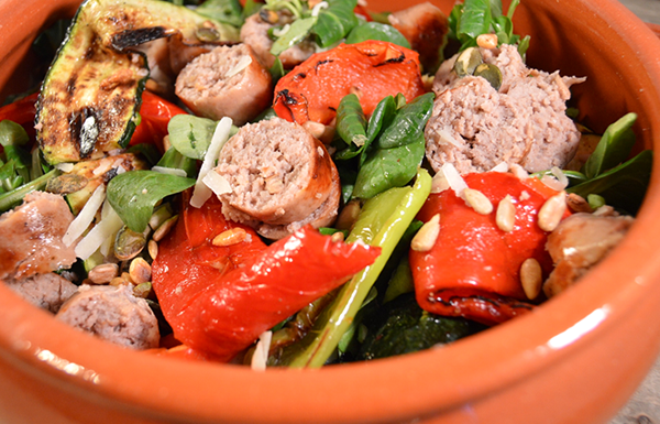 Salade met gegrilde groenten en gegrilde worst