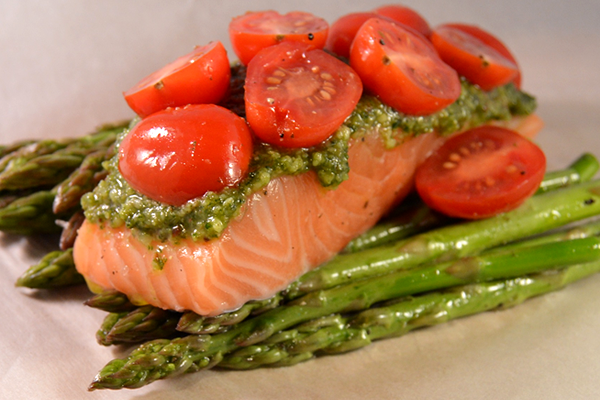 Zalm met pesto en groene asperges