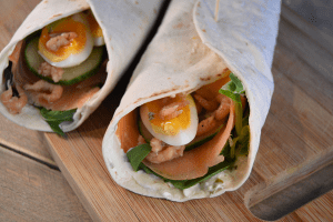Wrap met zalm, Hollandse garnalen en een zachtgekookt eitje