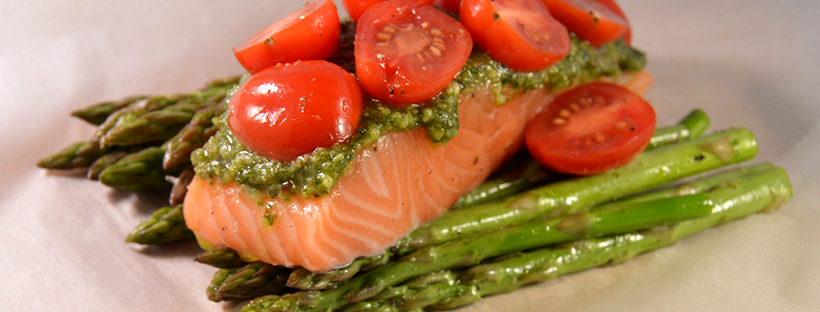 Zalm met pesto en groene asperges