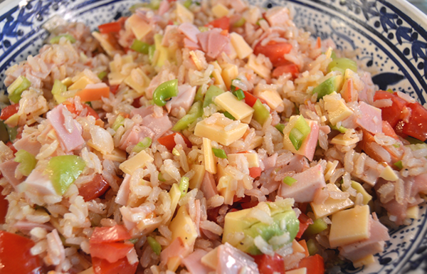 Koude rijstsalade met ham, kaas en paprika