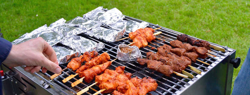 Barbecue feestje in het park spiezen