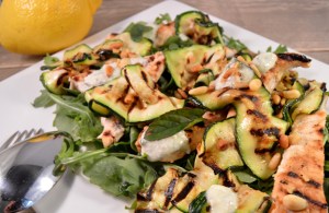 Maaltijdsalade van gegrilde courgette, kip en feta dressing