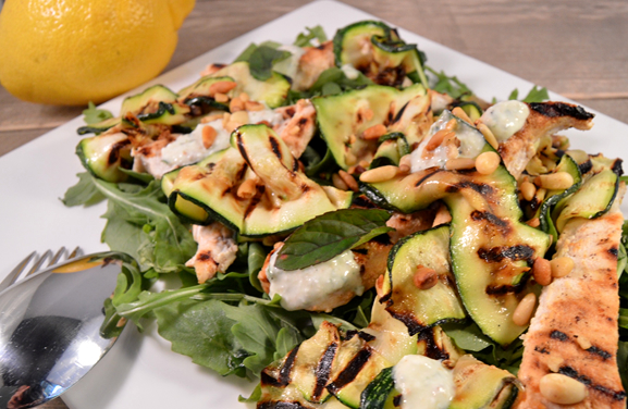 Maaltijdsalade van gegrilde courgette, kip en feta dressing