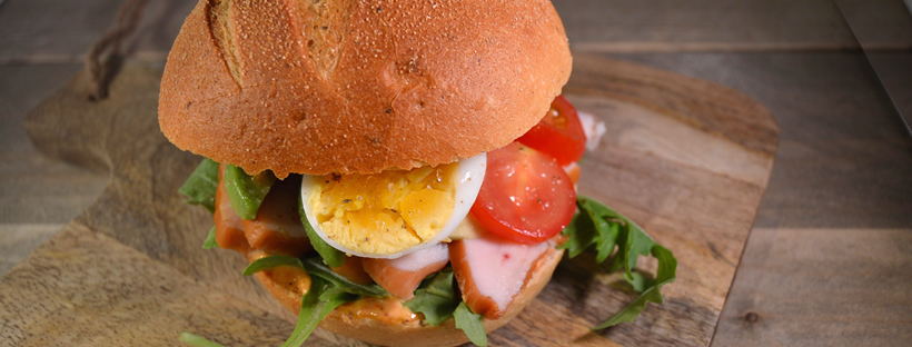 Italiaanse bol met gerookte kip, avocado en harissamayonaise