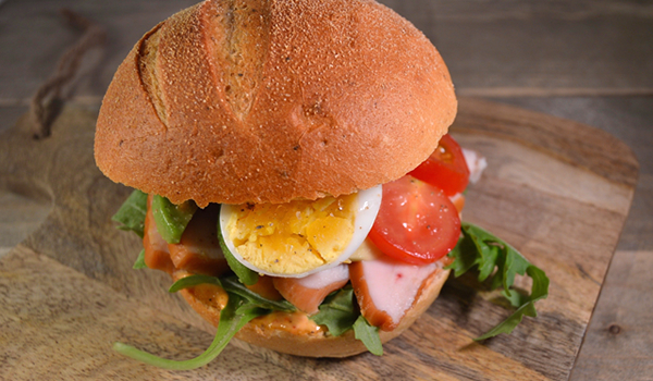 Italiaanse bol met gerookte kip, avocado en harissamayonaise