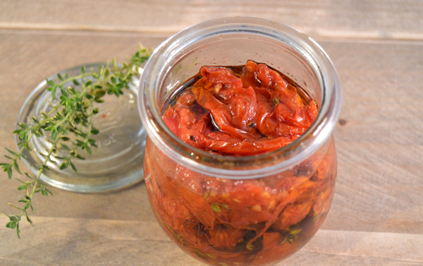 Een potje met zongedroogde tomaten uit de oven maken
