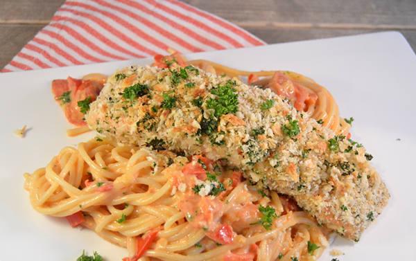 Krokante zalm met spaghetti en tomatenroomsaus
