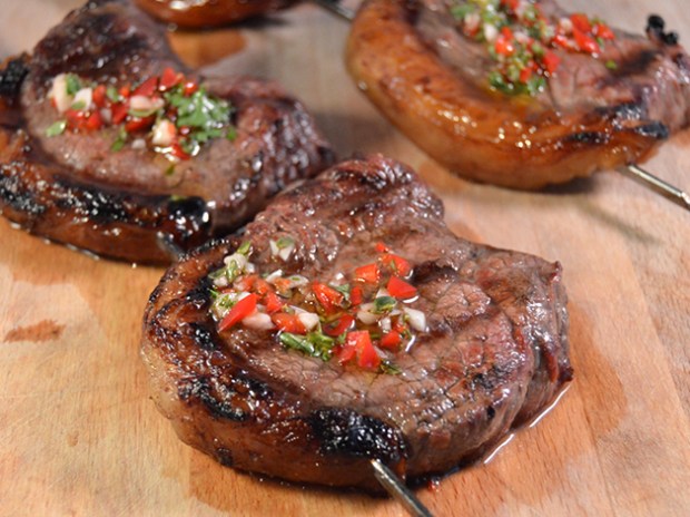 Picanha met chimichurri van de barbecue