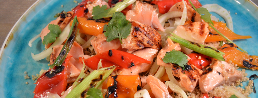 Quinoasalade met zalm, paprika en venkel